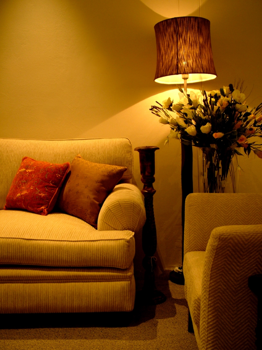 farbige Couchkissen auf beige Couch